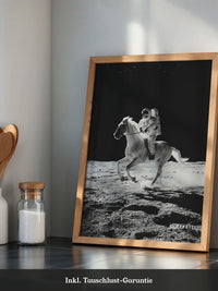 Astronaut reitet Pferd Mondlandschaft