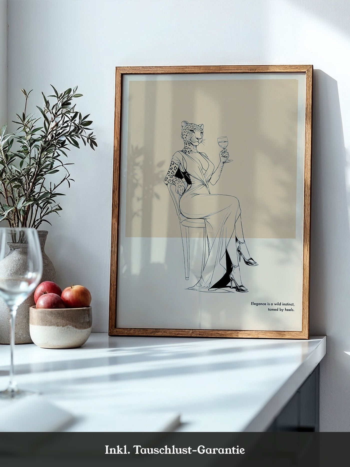 Leopard Frau elegant drinkend