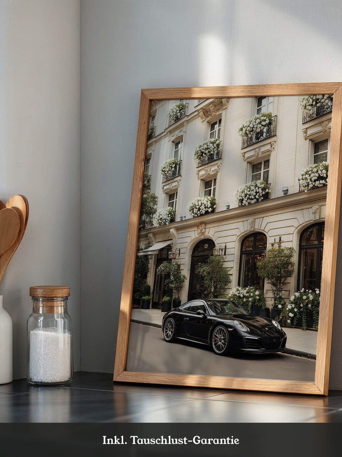 Porsche vor Pariser Blumenfassade