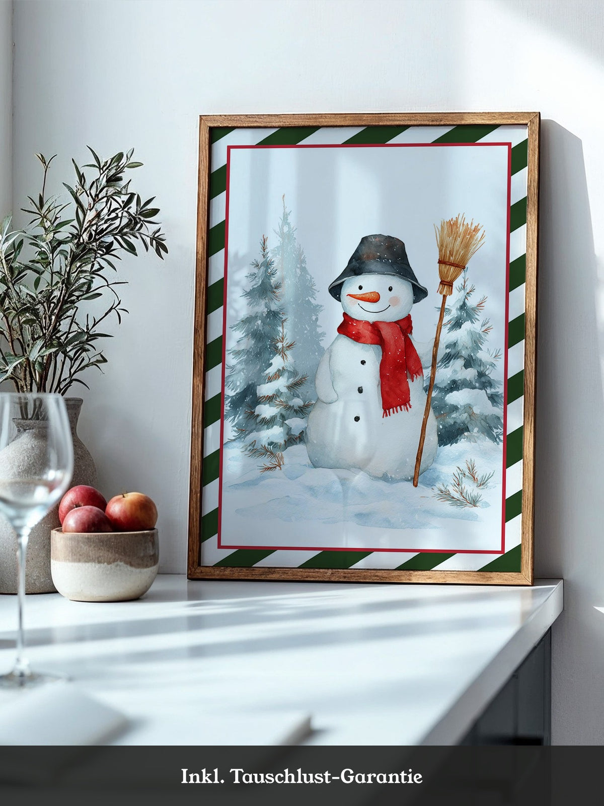 Schneemann mit rotem Schal Winterwald