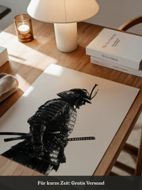 Samurai in Rüstung – Tuschzeichnung in Schwarz-Weiß