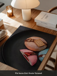 Bunte Desserts auf schwarzem Teller