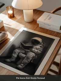 Astronaut WC liest Buch Schwarzweiß