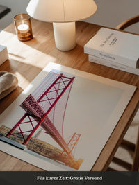 Rote Brücke strahlender Himmel
