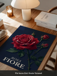 Rote Rose vor Dunkelblau
