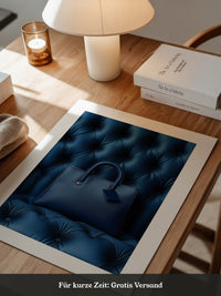 Blaue Tasche auf Polsterquadraten